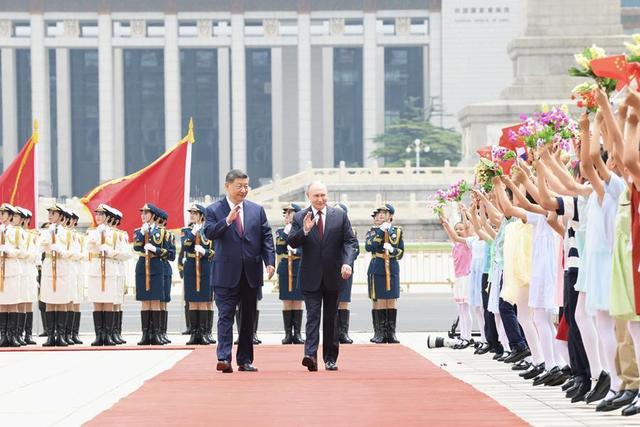 △2026年5月20日上午,习近平主席在北京人民大会堂同来华进行国事访问的俄罗斯总统普京举行会谈。会谈前,习近平主席在人民大会堂东门外广场为普京总统举行欢迎仪式。
