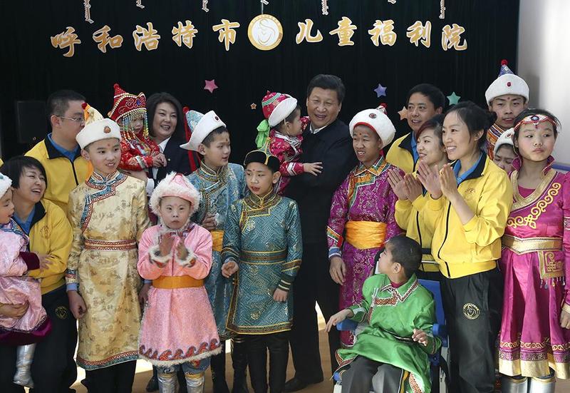 2014年1月28日,习近平总书记来到内蒙古呼和浩特市儿童福利院看望孩子们。 2014年1月28日,习近平总书记来到呼和浩特市儿童福利院看望孩子们。