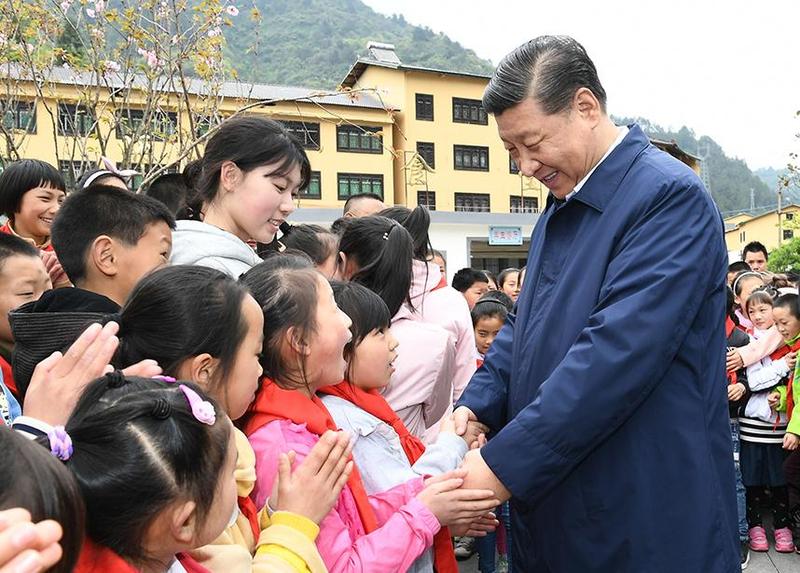 2019年4月15日下午,习近平总书记在重庆石柱土家族自治县中益乡小学同学生们亲切交谈,询问他们学习和生活情况。 2019年4月15日下午,习近平总书记在重庆石柱土家族自治县中益乡小学同学生们亲切交谈,询问他们学习和生活情况。