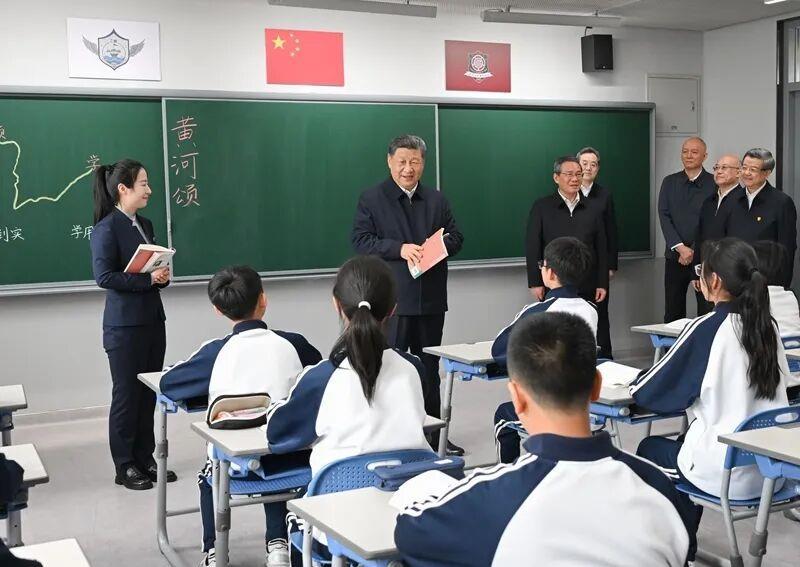 △2026年3月23日,习近平总书记在北京四中雄安校区考察时,走进教室同师生亲切交谈。