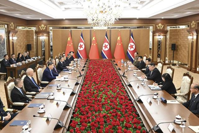 当地时间6月8日下午,中共中央总书记、国家主席习近平在平壤锦绣山迎宾馆同朝鲜劳动党总书记、国务委员长金正恩举行会谈。新华社记者 李响 摄