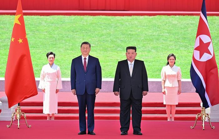 当地时间6月8日中午,朝鲜劳动党总书记、国务委员长金正恩在平壤金日成广场为中共中央总书记、国家主席习近平举行盛大欢迎仪式。这是习近平同金正恩一起观看分列式。