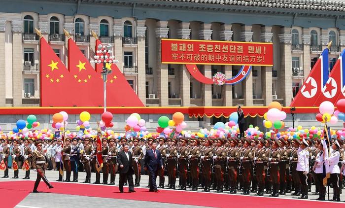 当地时间6月8日中午,朝鲜劳动党总书记、国务委员长金正恩在平壤金日成广场为中共中央总书记、国家主席习近平举行盛大欢迎仪式。这是习近平在金正恩陪同下,检阅朝鲜人民军三军仪仗队。