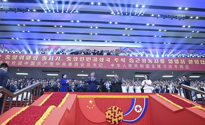当地时间6月8日晚,中共中央总书记、国家主席习近平和夫人彭丽媛在朝鲜劳动党总书记、国务委员长金正恩和夫人李雪主陪同下,在平壤体育馆同朝鲜各界群众一道观看专场文艺演出。