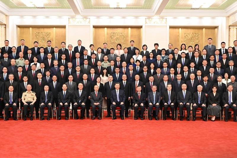 △2026年7月8日,国家科学技术奖励大会、中国科学院第二十二次院士大会和中国工程院第十八次院士大会、中国科学技术协会第十一次全国代表大会在北京人民大会堂隆重召开。会前,习近平总书记等领导同志亲切会见国家科学技术奖获奖代表,并同大家合影留念。
