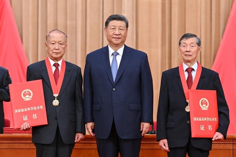 △2026年7月8日,国家科学技术奖励大会、中国科学院第二十二次院士大会和中国工程院第十八次院士大会、中国科学技术协会第十一次全国代表大会在北京人民大会堂隆重召开。习近平总书记向获得2025年度国家最高科学技术奖的中国科学院物理研究所陈立泉院士(右)和中国电子科技集团第十四研究所贲德院士(左)颁奖。