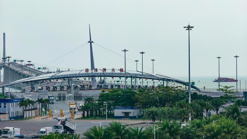 2026年“五一”假期期间,港珠澳大桥珠海公路口岸,车流在通关通道有序通行。