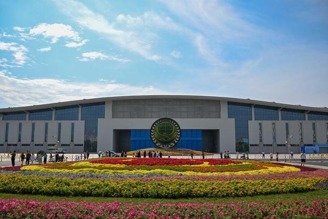 这是2025年9月1日拍摄的2025年上海合作组织峰会主会场外景。新华社记者孙凡越摄