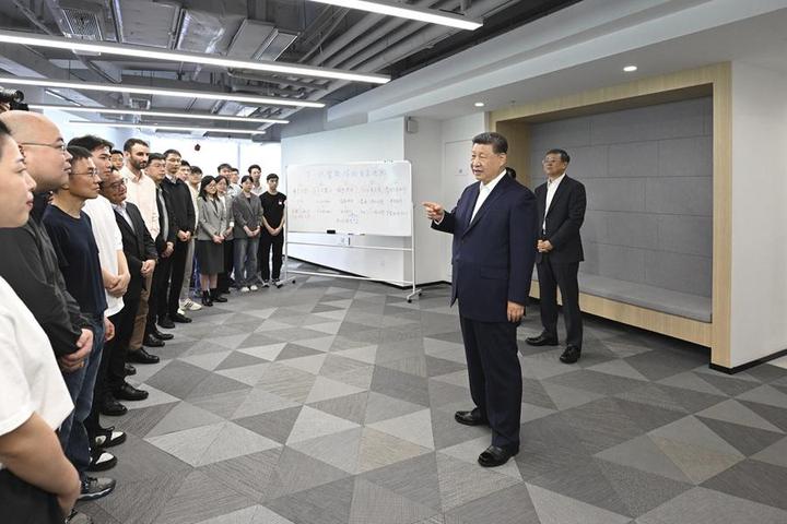 2025年4月29日,习近平总书记在上海考察。这是习近平总书记在位于徐汇区的上海“模速空间”大模型创新生态社区,同正在参加“下一代智能体的自主进化”主题沙龙的青年创新人才亲切交流。新华社记者 谢环驰 摄
