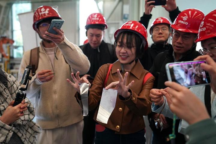 2023年10月24日,参观者在中国宝武山西太钢不锈钢精密带钢有限公司车间展示“手撕钢”。新华社记者 詹彦 摄