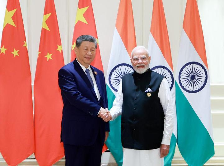当地时间9月12日下午,国家主席习近平在印度新德里出席金砖国家领导人第十八次会晤期间会见印度总理莫迪。新华社记者 王晔 摄