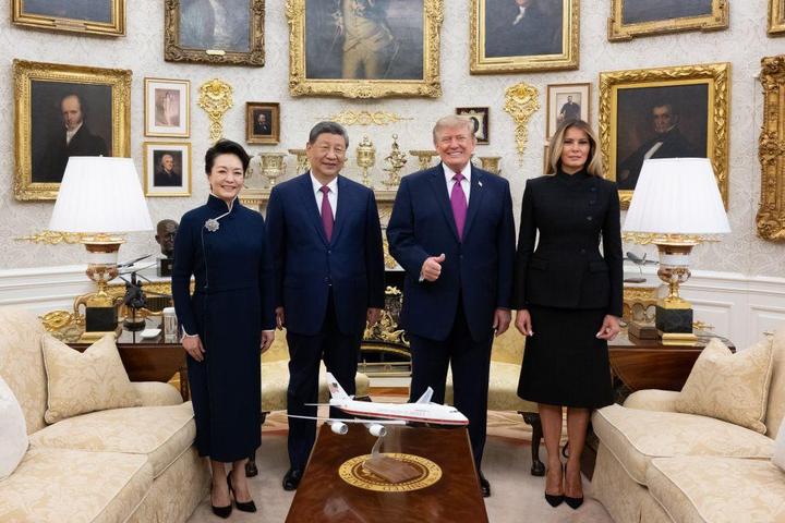 当地时间2026年9月24日上午,美国总统特朗普在白宫举行隆重仪式,热烈欢迎中国国家主席习近平对美国进行国事访问。欢迎仪式结束后,两国元首夫妇移步白宫椭圆形办公室,进行亲切友好的交流。新华社记者谢环驰摄