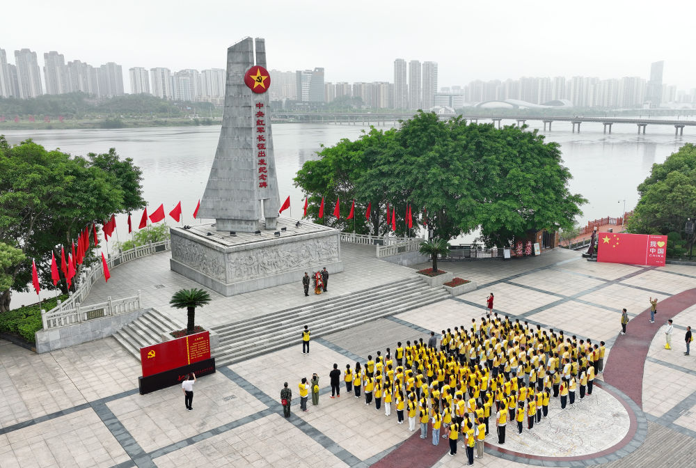 参加研学活动的学生在江西于都中央红军长征出发纪念碑前参加纪念活动(2026年4月16日摄,无人机照片)。新华社记者 万象 摄