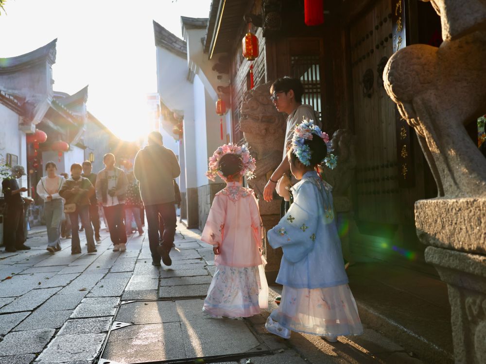 2026年2月21日,头戴簪花的女孩在福州三坊七巷传统街区游玩。新华社记者 姜克红 摄