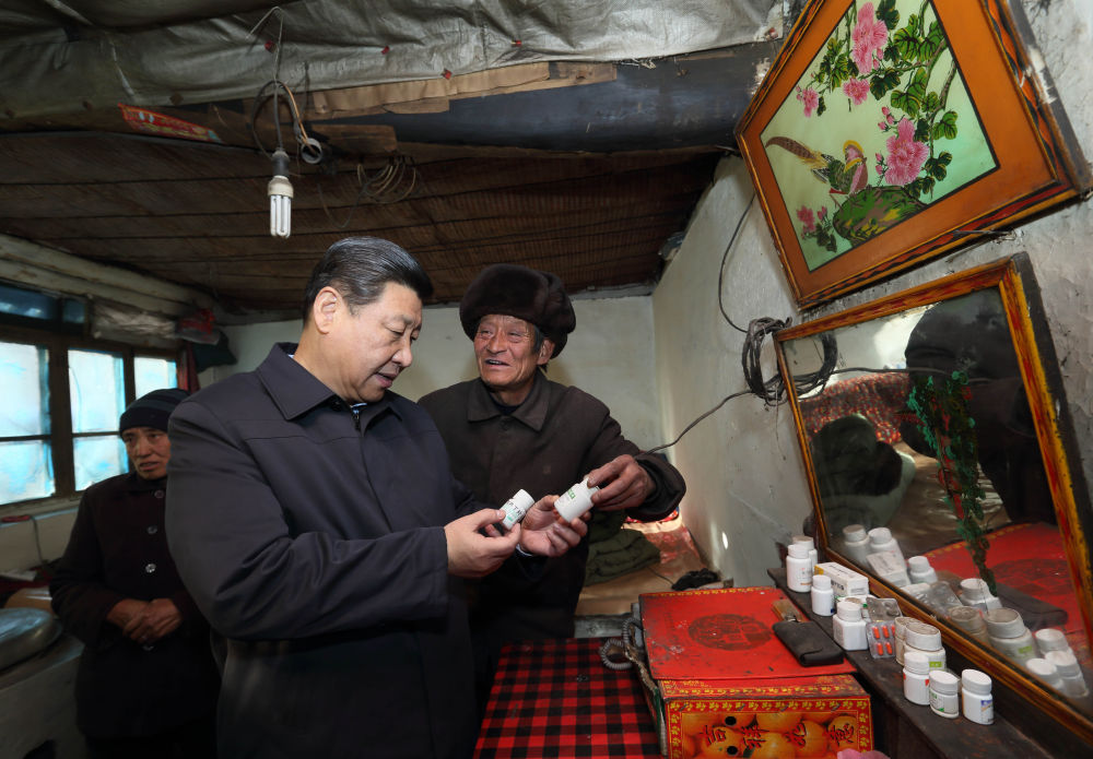 2012年12月30日,在河北省阜平县考察的习近平总书记走进骆驼湾村唐荣斌家里。 2012年12月30日,在河北阜平考察的习近平走进骆驼湾村贫困户唐荣斌家里。