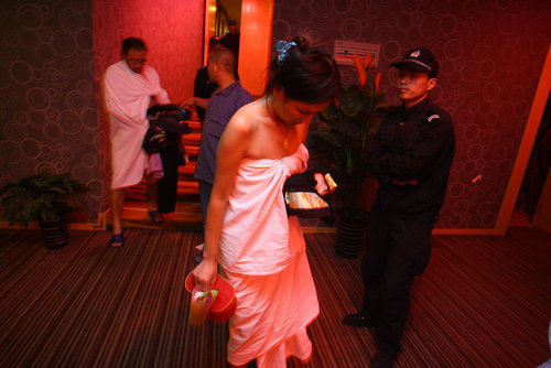 郑州大规模突击扫黄 公布卖淫女裸照引争议(图)