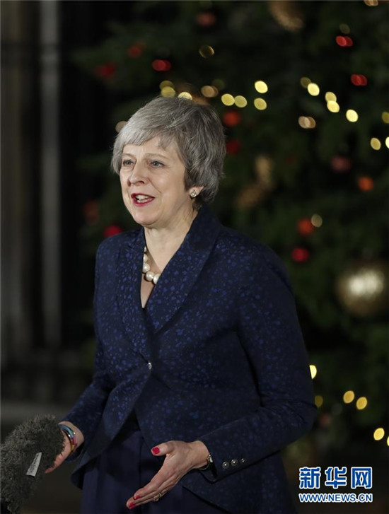 英国首相特雷莎·梅在党内不信任投票中过关