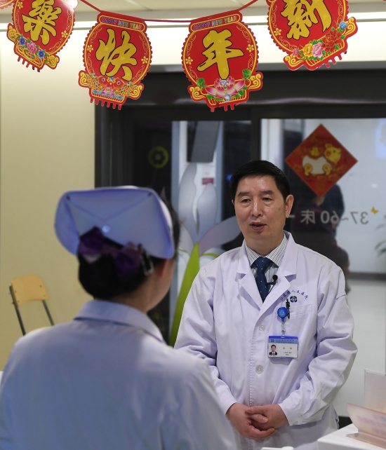 2月20日,在江苏省妇幼保健院,王水(前)和其他医生一起查看患者的磁