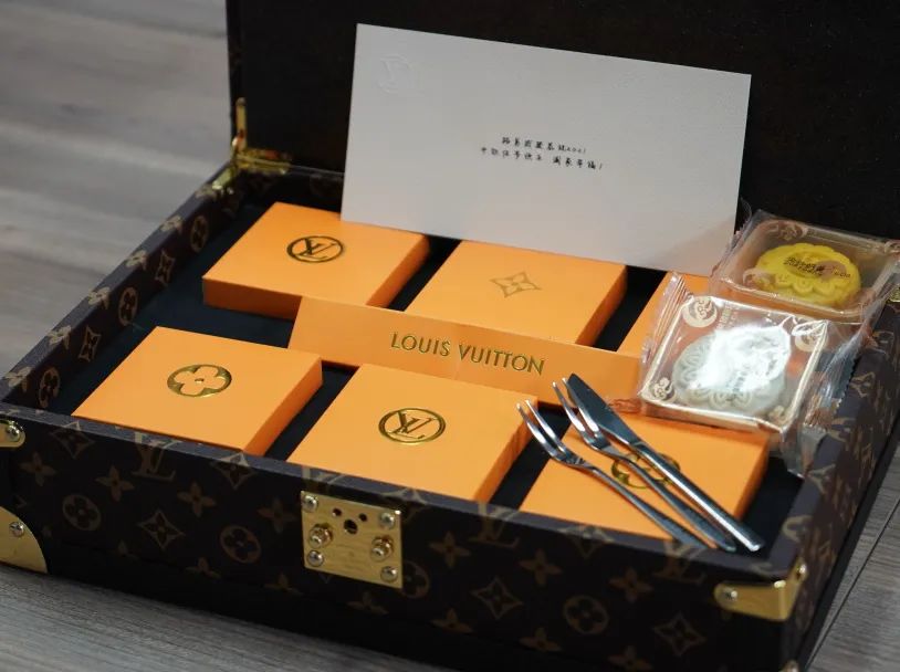 lv美心等知名品牌月饼遭仿冒警方阻止10万余枚劣质月饼流入市场