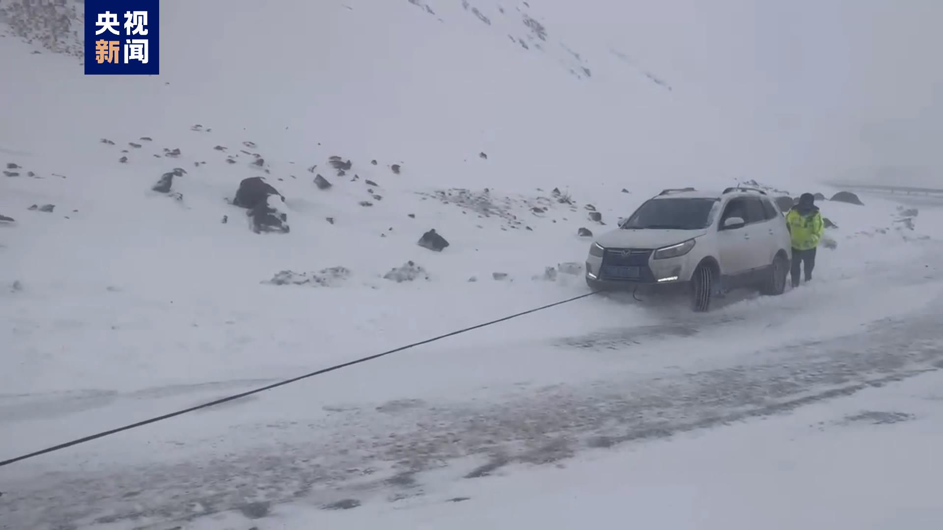 受强沙尘和强降雪天气影响 新疆多地道路阻断
