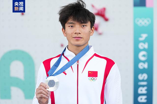△巴黎奥运会男子速度攀岩决赛,伍鹏摘银。