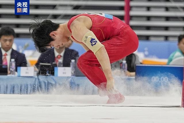 △体操男子人全能预赛,张博恒排名第一晋级决赛。