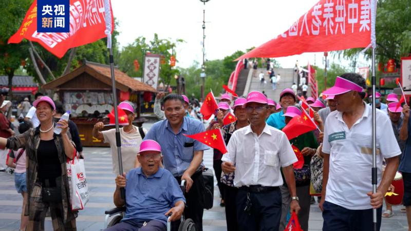 △“村医书记”带老人旅行