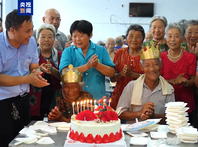 △“村医书记”给老人过生日
