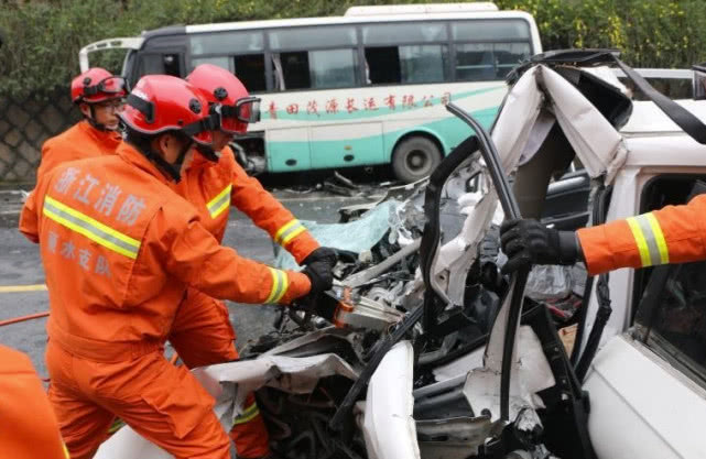 麗水青田一中巴車發生慘烈車禍1人身亡 消防緊急救援 -新聞中心-杭州