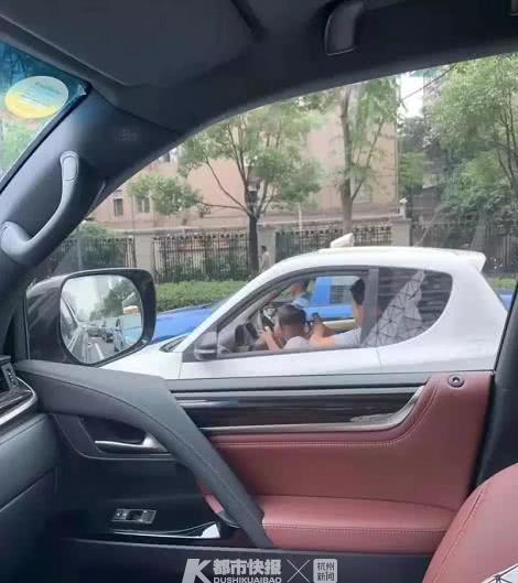 浙江一妈妈让小女儿开车自己玩手机?交警回复