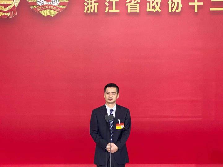 第五位出场的是省人大代表,湖州市南浔区委书记杨卫东.