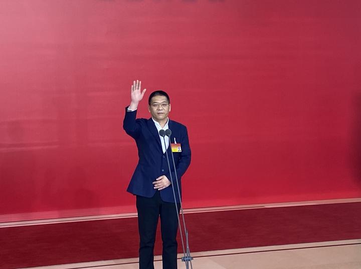 浙江省两会代表通道首次开启浙江新闻记者首个提问