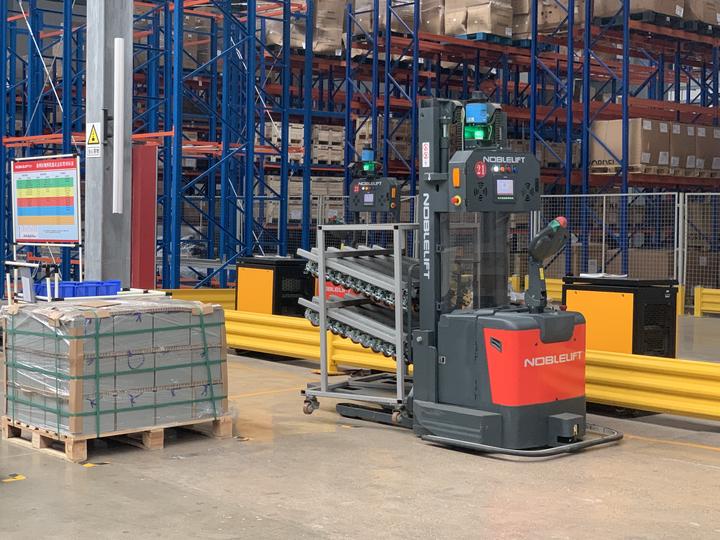 诺力生产的agv智能配送机器人.