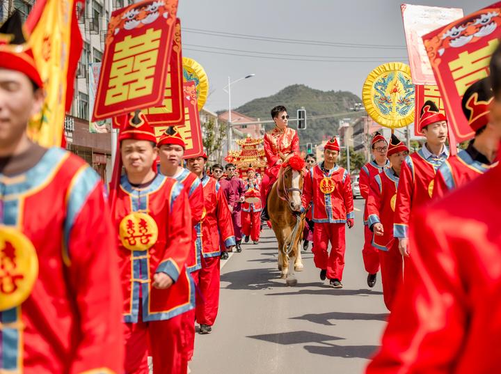 浙报关注丨临海85后毛武顺带领村民重振花轿班大红花轿抬出幸福生活