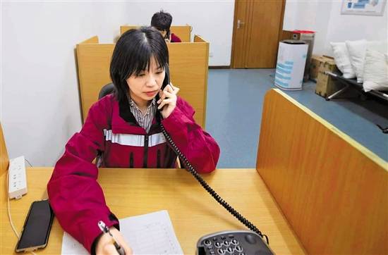 建设工人摆渡人接线员他们的微光似火照亮疫线