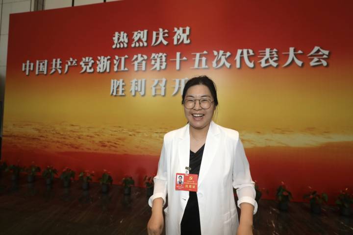 代表,水电十二局科研院副院长兼总工程师徐敏拉着行李箱抵达驻地