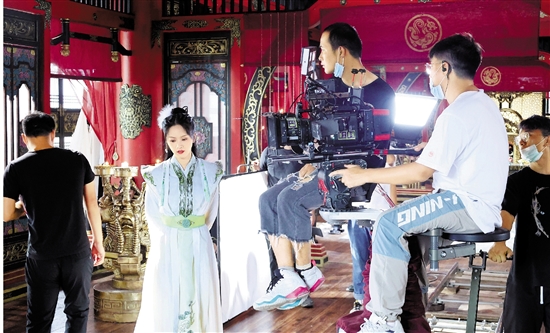 80多个剧组在横店拍戏拍古装戏看起来很仙其实是场烤验