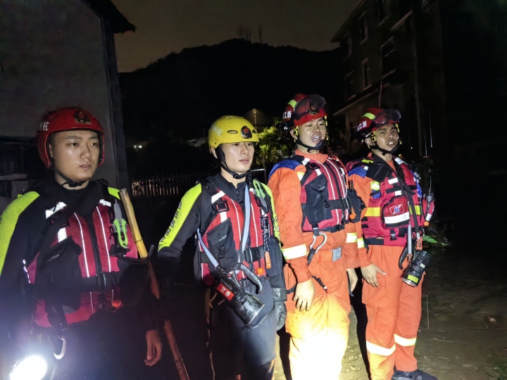 富阳消防救援人员积极参与抢险救援：把最重要的救援力量，都用在关键位置！