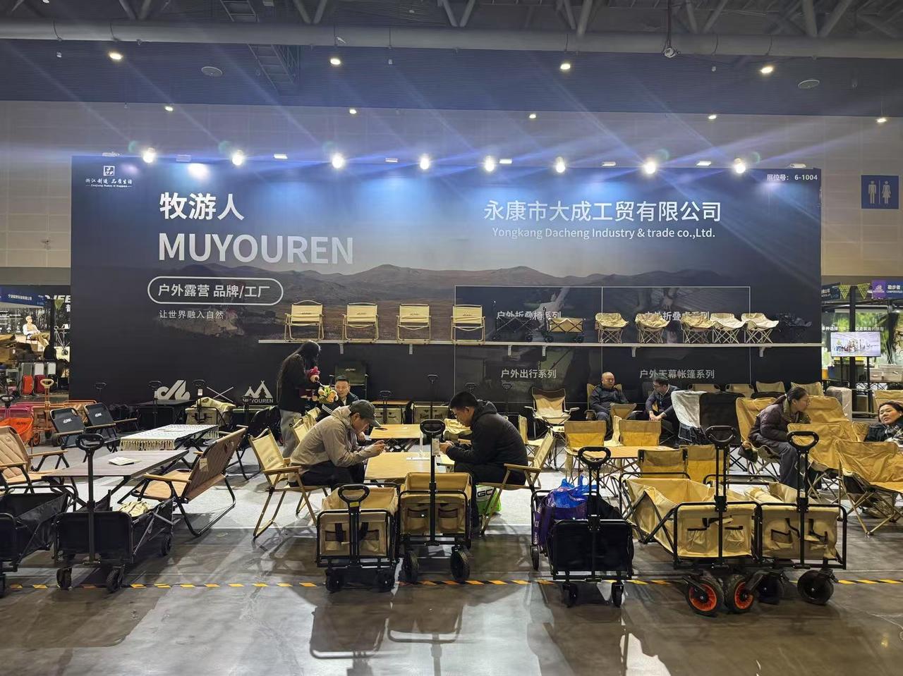 平价露营装备越来越受欢迎。潮新闻记者 许伊雯/摄