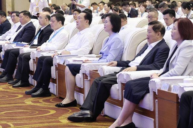 省委书记、省人大常委会主任王浩,中央统战部副部长、全国工商联党组书记沈莹出席开幕式并致辞。潮新闻记者 李震宇 摄