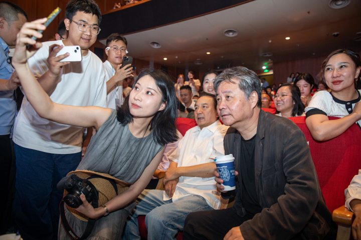 250529czq06 余华亮相2025年浙江工商大学第二届文学周，开讲“余华的文学课与人生课”。 记者 陈中秋 摄_调整大小.jpg