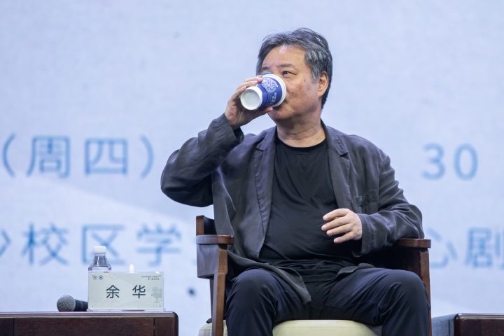250529czq13 余华亮相2025年浙江工商大学第二届文学周，开讲“余华的文学课与人生课”。 记者 陈中秋 摄_调整大小.jpg