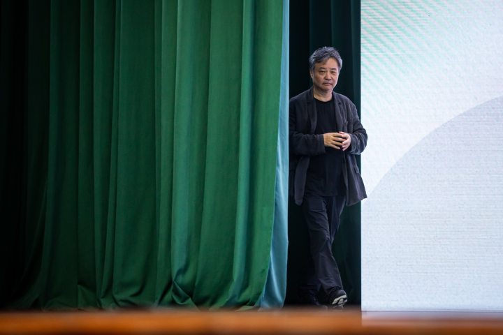 250529czq04 余华亮相2025年浙江工商大学第二届文学周，开讲“余华的文学课与人生课”。 记者 陈中秋 摄_调整大小.jpg