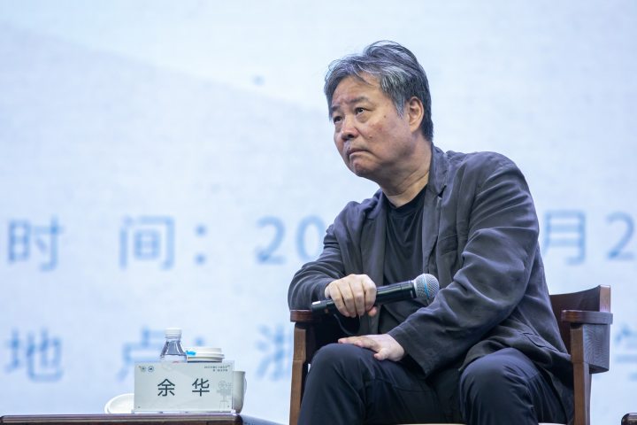 250529czq14 余华亮相2025年浙江工商大学第二届文学周，开讲“余华的文学课与人生课”。 记者 陈中秋 摄_调整大小.jpg