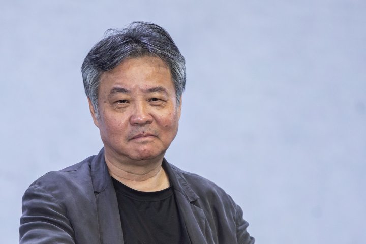 250529czq20 余华亮相2025年浙江工商大学第二届文学周，开讲“余华的文学课与人生课”。 记者 陈中秋 摄_调整大小.jpg