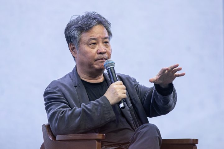 250529czq12 余华亮相2025年浙江工商大学第二届文学周，开讲“余华的文学课与人生课”。 记者 陈中秋 摄_调整大小.jpg