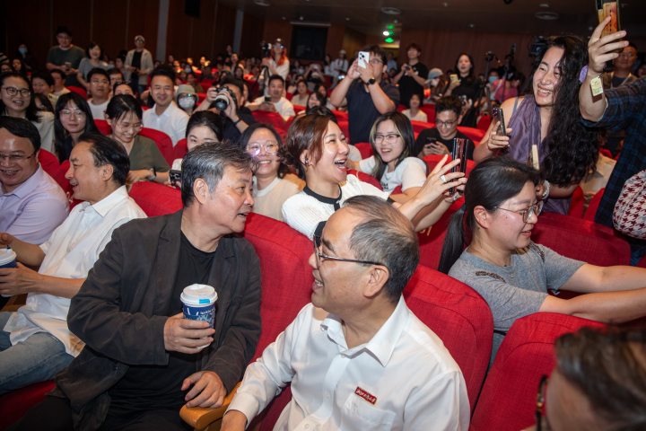 250529czq05 余华亮相2025年浙江工商大学第二届文学周，开讲“余华的文学课与人生课”。 记者 陈中秋 摄_调整大小.jpg