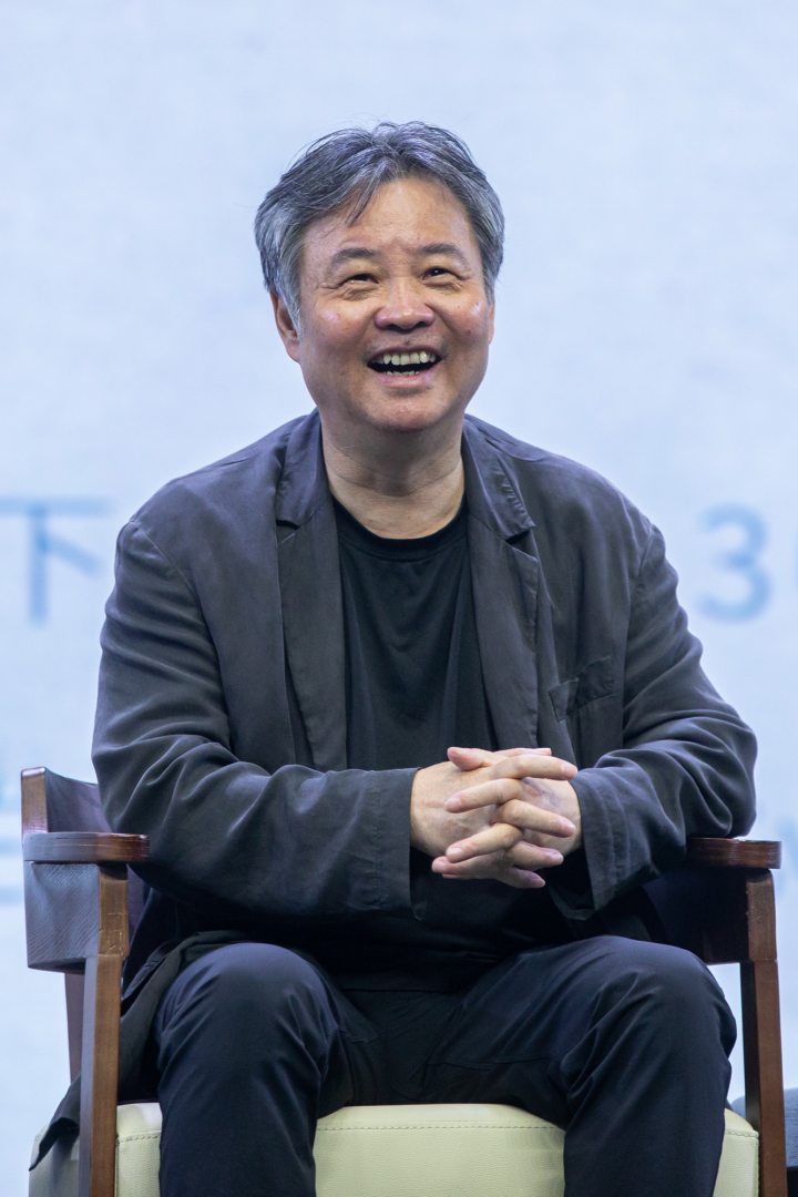 250529czq08 余华亮相2025年浙江工商大学第二届文学周，开讲“余华的文学课与人生课”。 记者 陈中秋 摄_调整大小.jpg