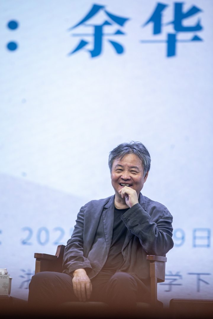 250529czq09 余华亮相2025年浙江工商大学第二届文学周，开讲“余华的文学课与人生课”。 记者 陈中秋 摄_调整大小.jpg
