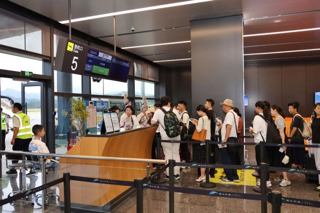 丽水机场内排队登机的乘客。浙江省机场集团 供图